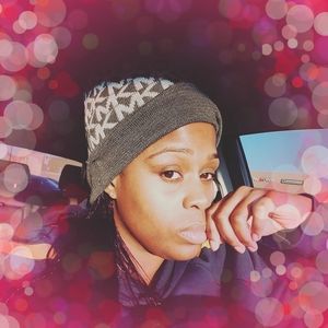 Meet your Posher, Dee dee